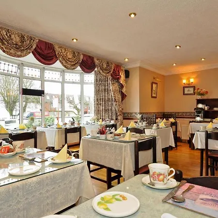 College Crest House 3*