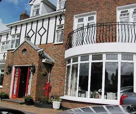 College Crest House 3*