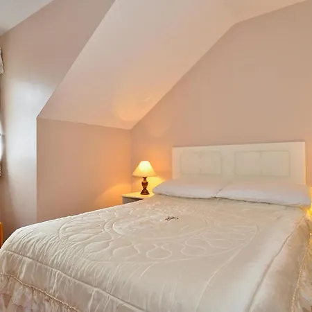 College Crest House Bed & Breakfast Galway