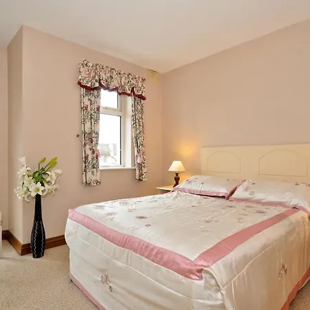 College Crest House Bed & Breakfast Galway
